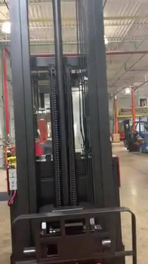 view of mast and load back rest with side shift