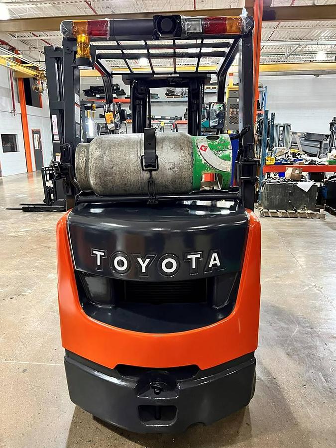 Toyota 8FGCU25 – direct rear view – counterweight, propane bracket, and safety decals – CSA/MOL propane forklift – Brampton ON
