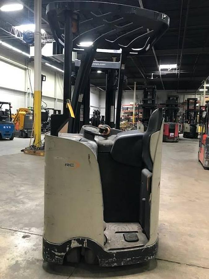 Crown RC5545-40 – rear view – counterweight, battery compartment, and UL/EE safety decals – CSA docker – Brampton ON