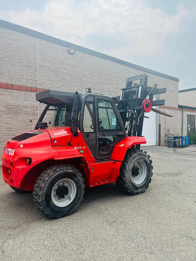 Manitou M40-4 – direct front view – triple mast, fork carriage, air pneumatic tires – CSA-certified diesel forklift – Brampton ON