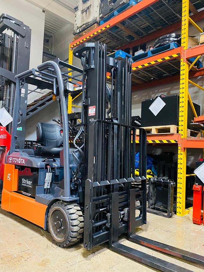 Toyota 8FBE15U – angled view from mast side – forks, carriage, and chassis – CSA certified electric forklift – Brampton ON