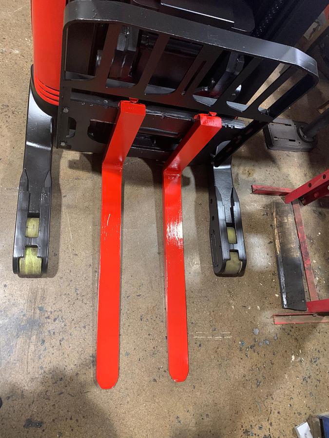 Straddle legs with non mark load wheels and 42" forks