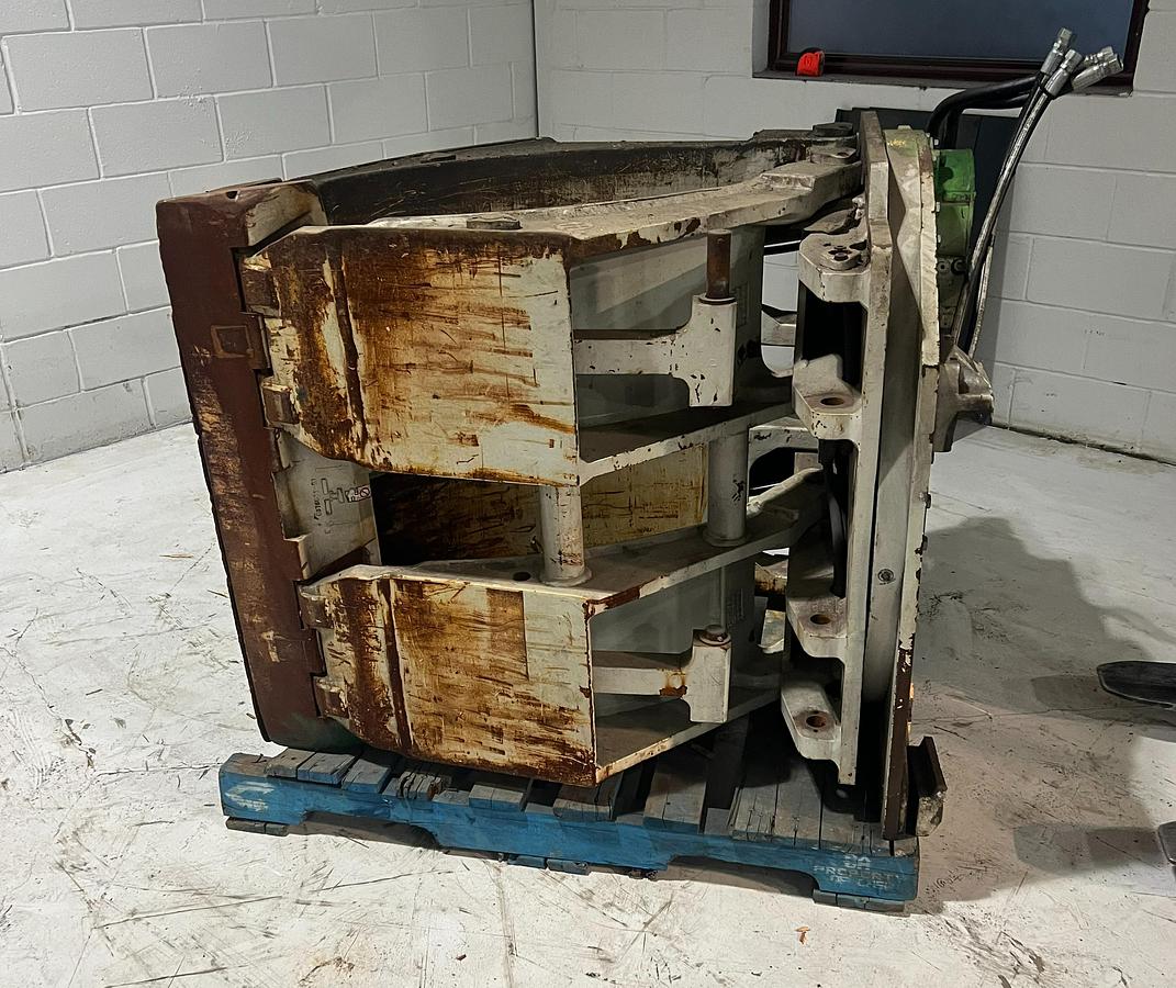 alt="Rear view of Cascade R90F‑RCF‑02C paper roll clamp showing Class IV mounting frame and hydraulic connections"