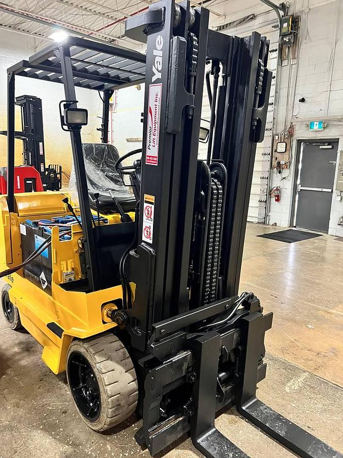 Front angled view showing mast rails and fork tips