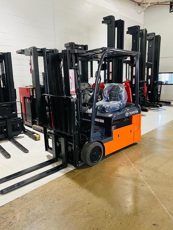 Toyota 8FBE20U – angled mast to side view – 189” lift height – CSA/MOL certified electric forklift – Brampton ON