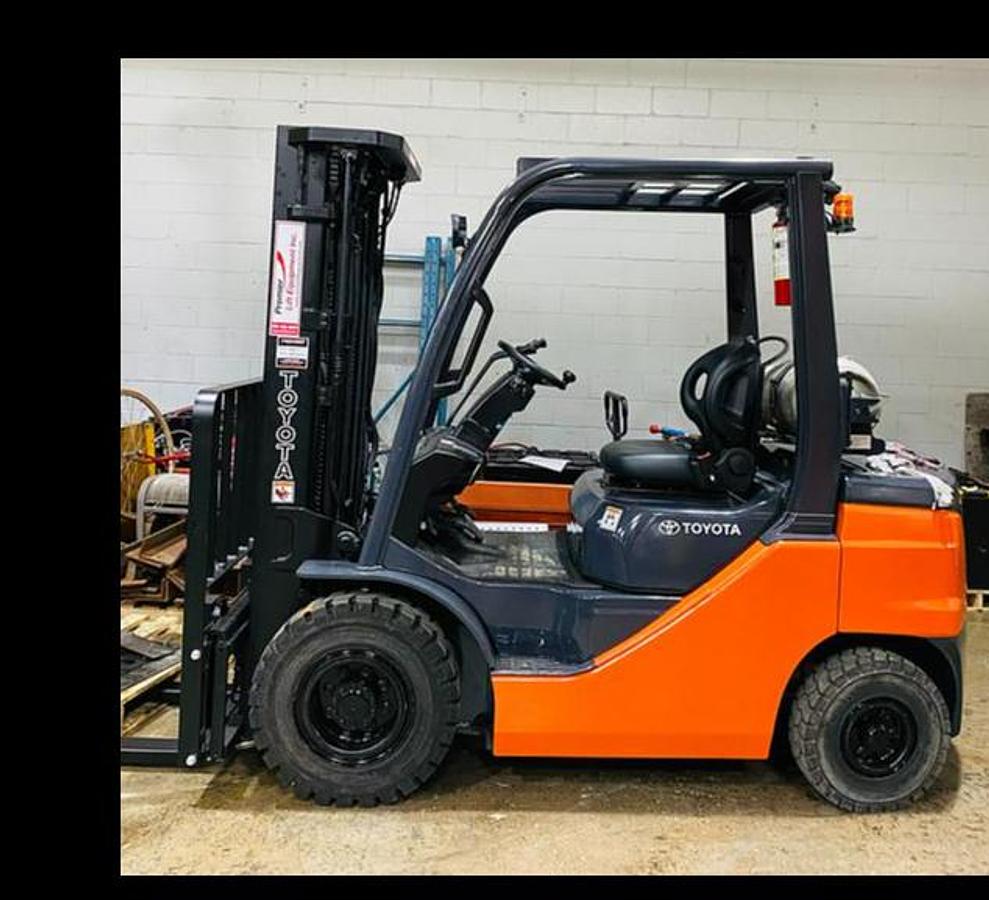 Side view of 2020 Toyota 8FGU25 propane forklift – CSA-certified 5,000 lb pneumatic tire chassis with 189” triple mast, integral side shift, and solid outdoor traction tires shown fully reconditioned and freshly repainted with propane tank bracket mounted, safety-tagged in Brampton ON – Premier Lift Equipment