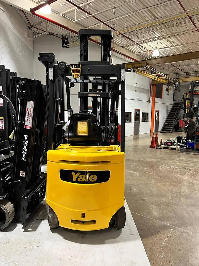 Rear counterweight view of Yale ERC065VG turret lift truck showing branded counterweight, battery compartment, and CSA-certified chassis – unit staged in Brampton ON