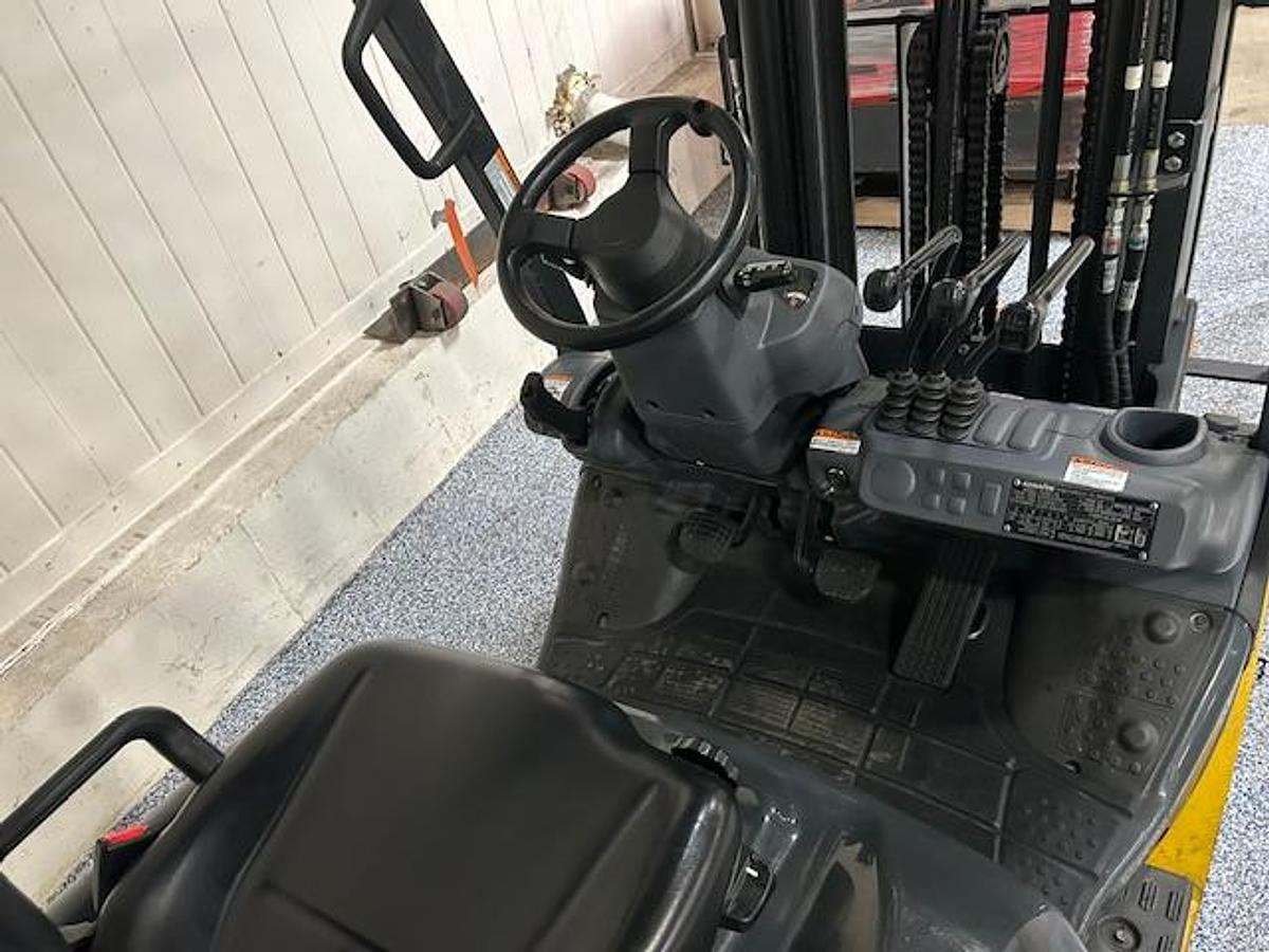 Komatsu FG25ST-16 – operator compartment – cushion seat, steering wheel, overhead guard – propane sit-down forklift – Brampton ON