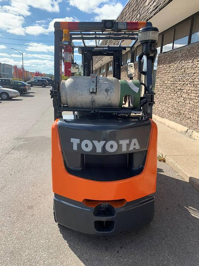 Toyota 8FGCU25 – direct rear view – counterweight, propane bracket, and safety decals – CSA/MOL propane forklift – Brampton ON