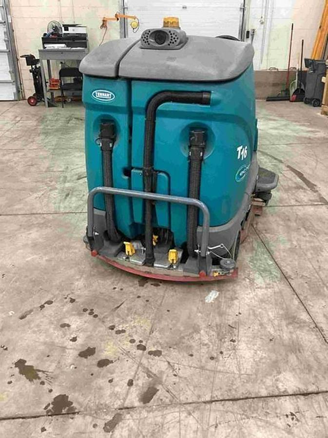 2018 Tennant T16 ride‑on scrubber side profile – 21 hours, full maintenance lease, 36V electric system