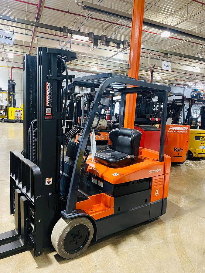 Toyota 7FBEU20 – angled front view – 42” forks, SSFP carriage, and mast – CSA certified electric forklift – Brampton ON