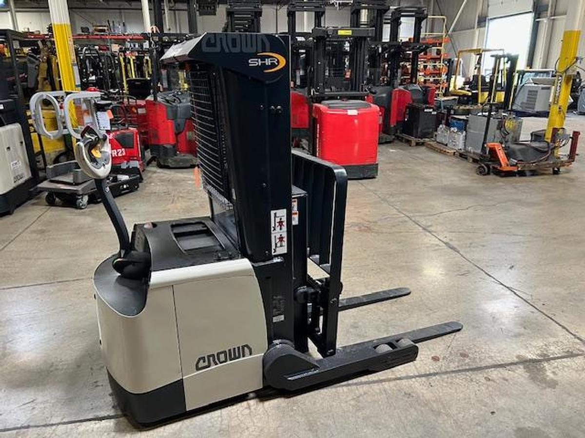 Crown SHR5540-35 – side profile – tiller handle, mast rails, and chassis – CSA reach stacker – Brampton ON