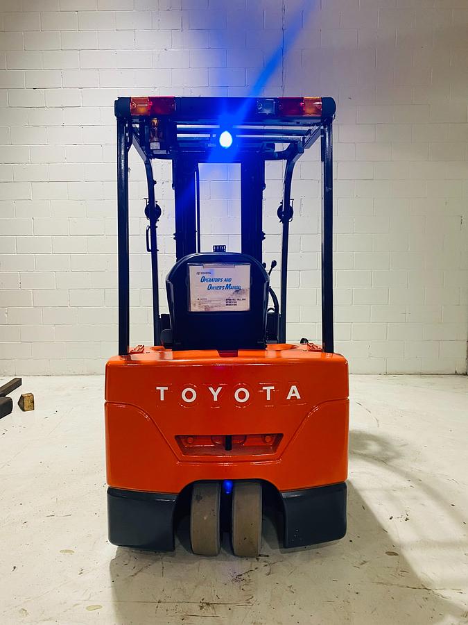 Rear view of 2015 Toyota 7FBEU15 electric forklift showing counterweight profile, rear cushion tire, and three-wheel layout – CSA-certified chassis staged in Brampton ON