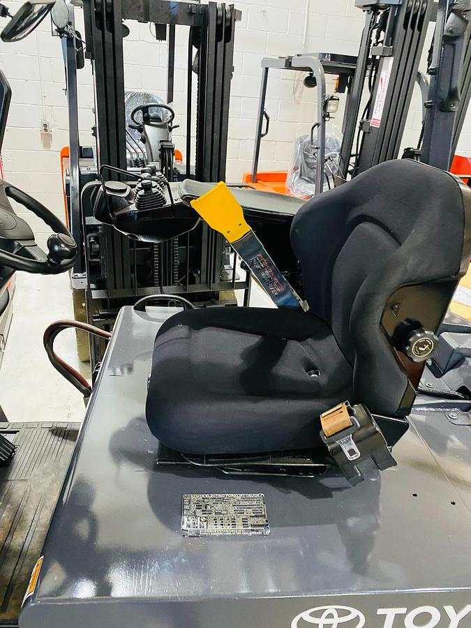 2020 Toyota 8FBCU32 — operator seat with seat restraint