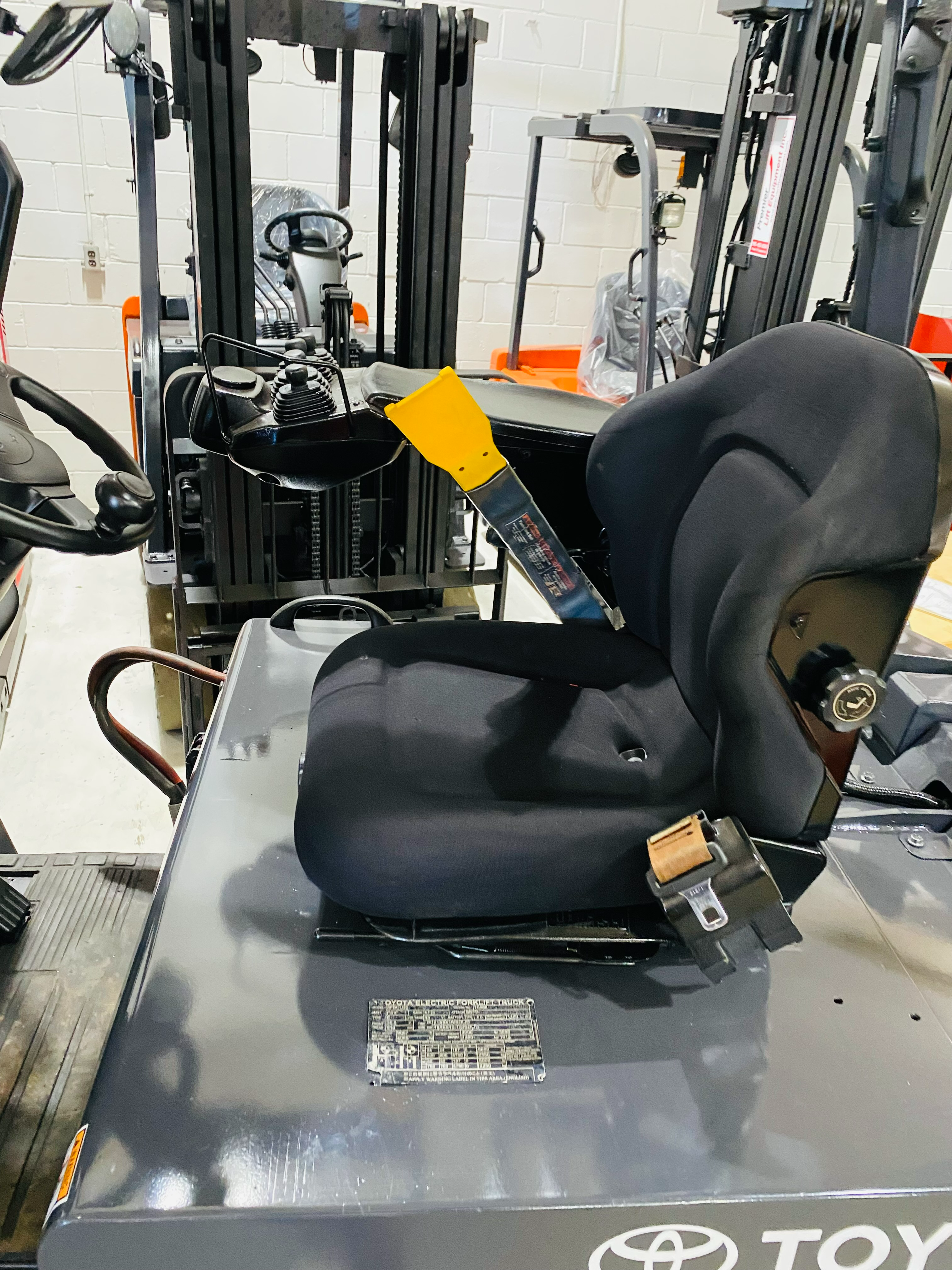2020 Toyota 8FBCU32 — operator seat with seat restraint