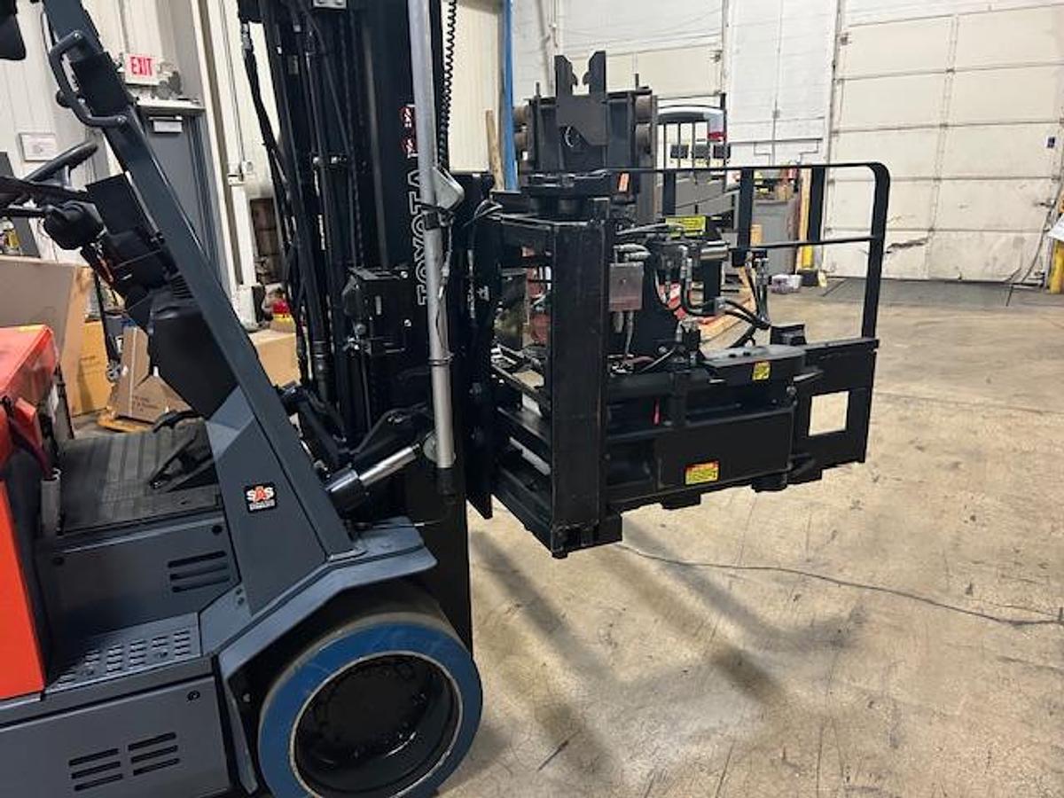 Front portion of 2019 Toyota 7FBCU35 showing Superior Swing‑Mast attachment and 3‑stage 82/170 mast.