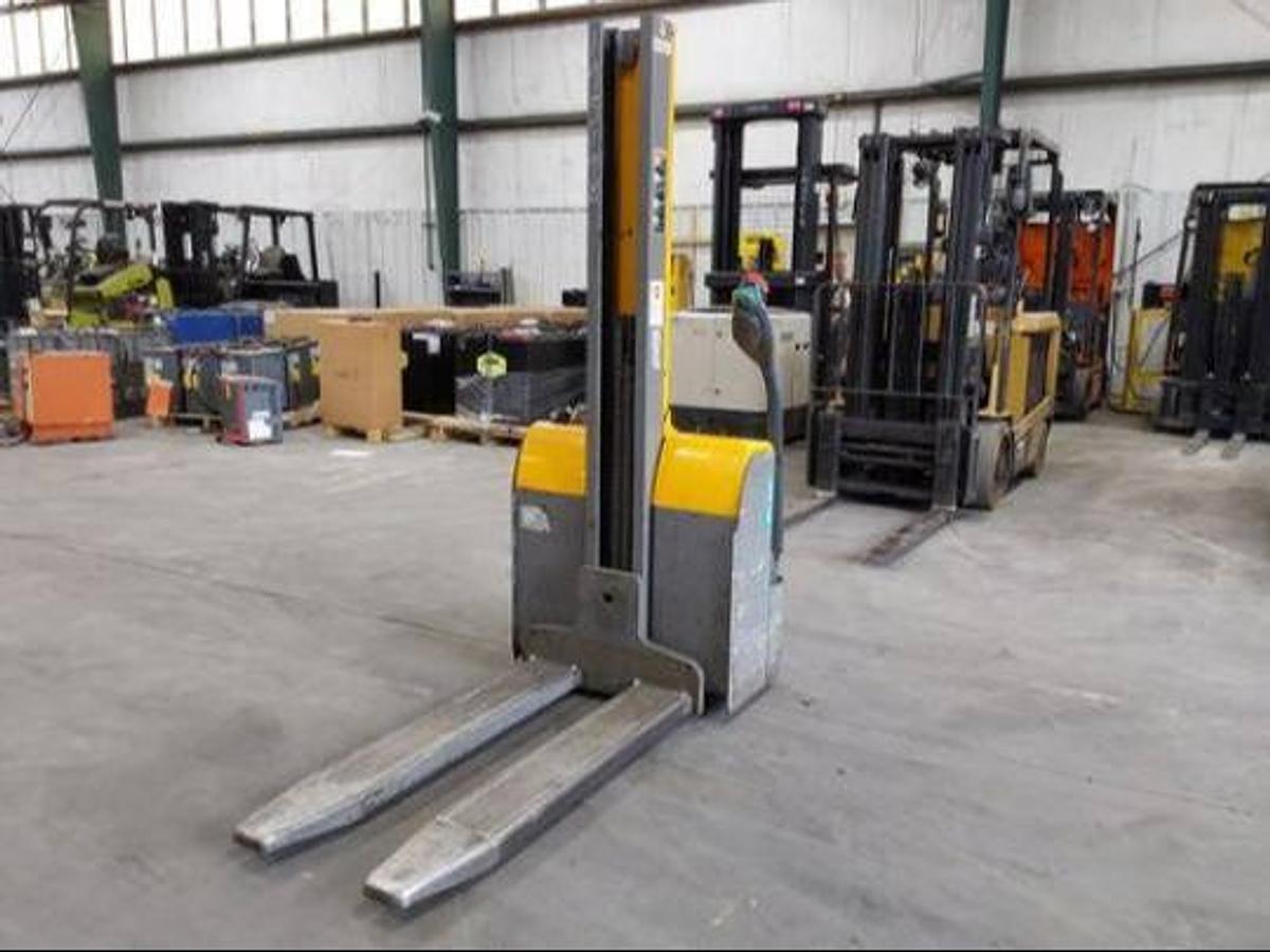 Jungheinrich EMC110 – front angle view – telescopic mast, 45” forks, forkover design – CSA walkie stacker – Brampton ON