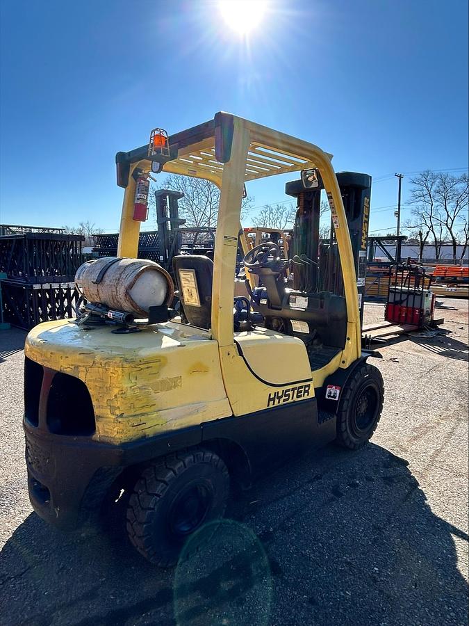 “Hyster H70FT propane forklift opposite side view – TSU mast, 4‑way valve, pneumatic tires, 7,000 lb outdoor LPG forklift – Brampton ON”