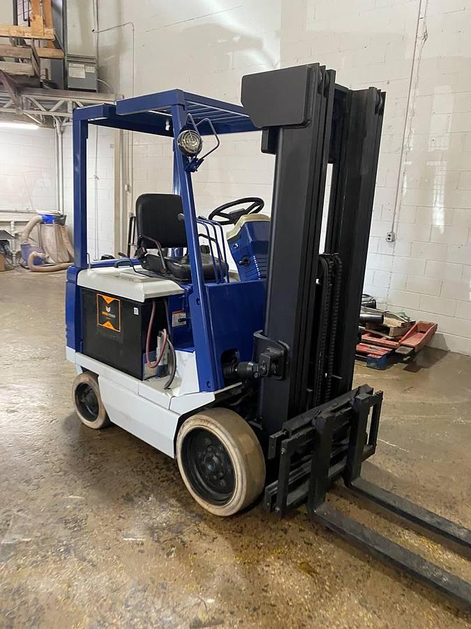 Front angled view showing mast rails and 42” fork tips