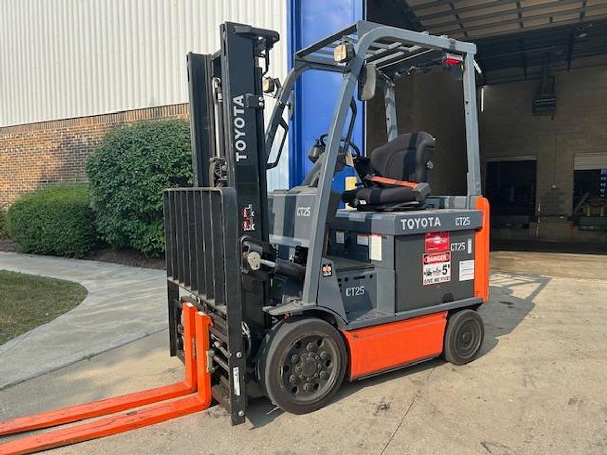Alternate front angle of Toyota 8FBCU25 forklift – CSA-certified electric sit-down, 5,000 lb capacity, cushion tires, 131" lift, side shift, fork positioner – Premier Lift Equipment Brampton ON
