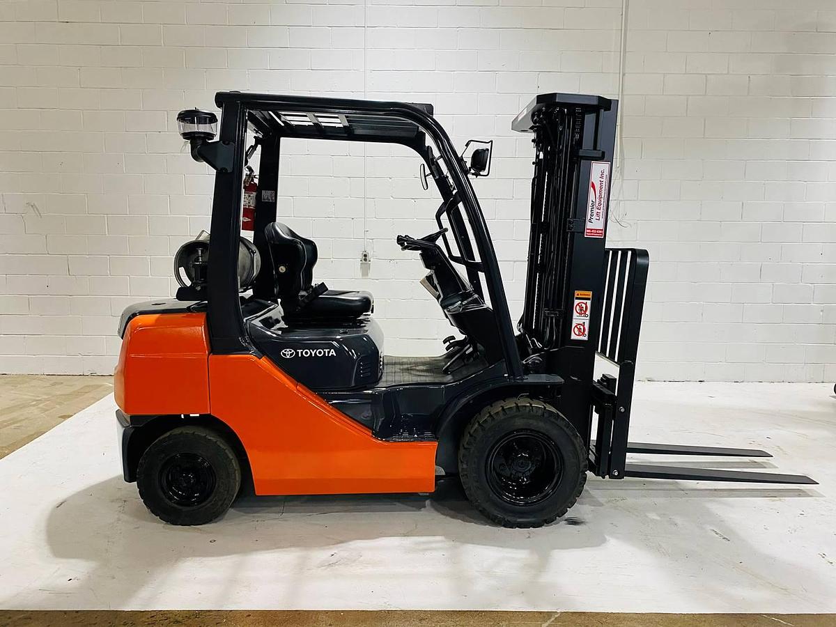Side view of 2022 Toyota 50-8FGU25 LP forklift with 42” forks and solid pneumatic tires – CSA certified unit in Brampton ON