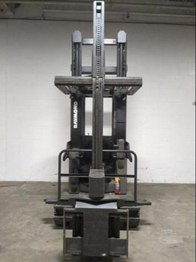 Raymond 960-CSR30T – front view – swing-reach carriage and mast – CSA/MOL certified turret forklift – Brampton ON