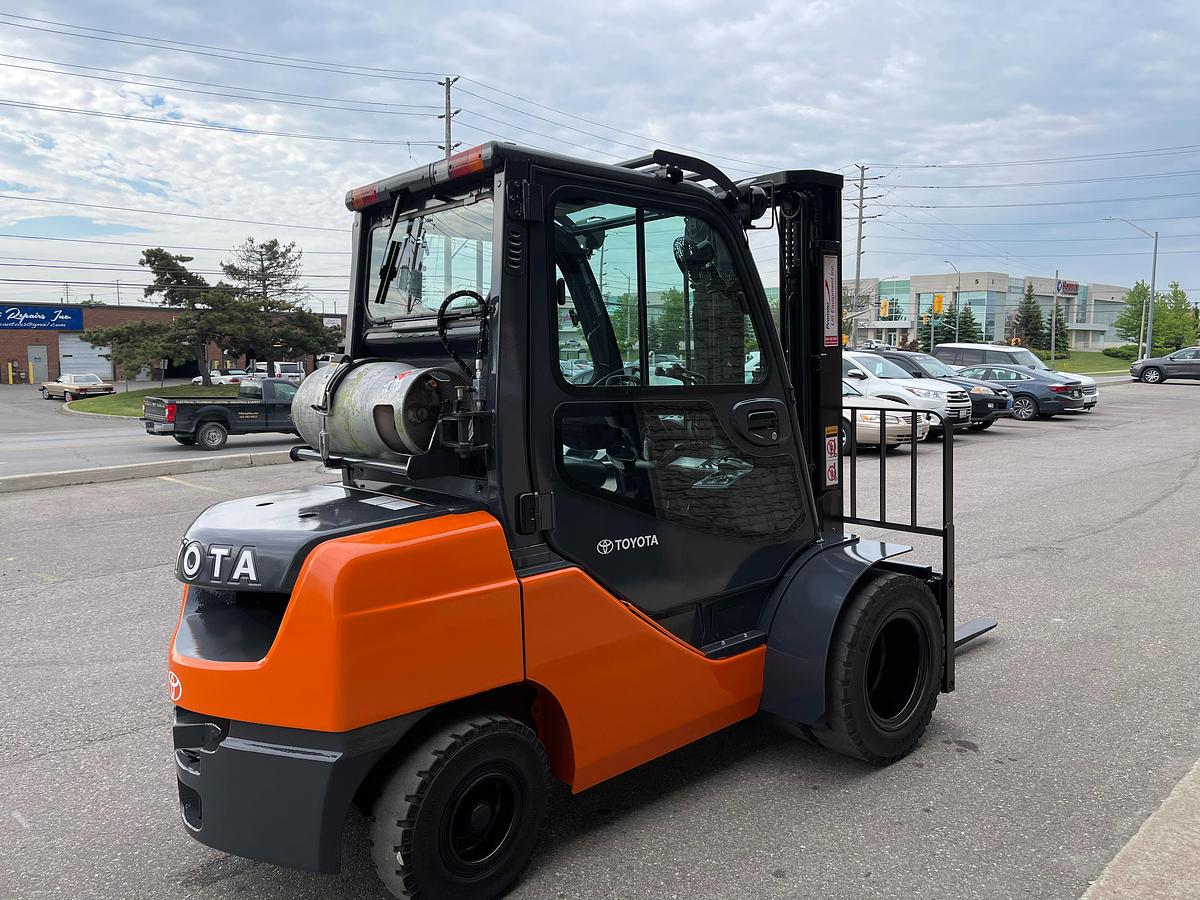 Toyota 8FGU30 – rear angle view – counterweight, dual rear tires, propane bracket, and CSA safety decals – CSA/MOL pneumatic forklift – Brampton ON