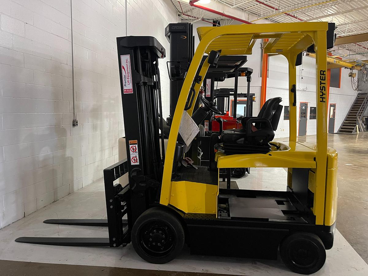 Hyster E60XN – full side profile – triple mast, cushion tires, and battery compartment – CSA electric forklift – Brampton ON