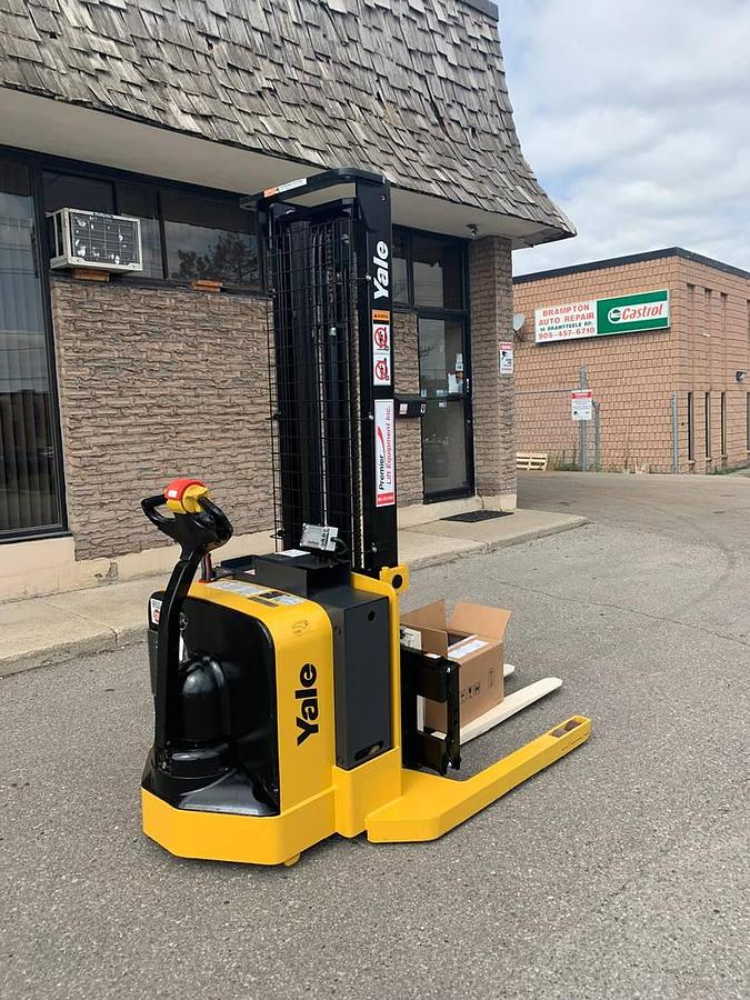 Yale MSW040SFN – rear angle view from opposite side – battery compartment, tiller handle, and CSA safety decals – electric stacker – Brampton ON