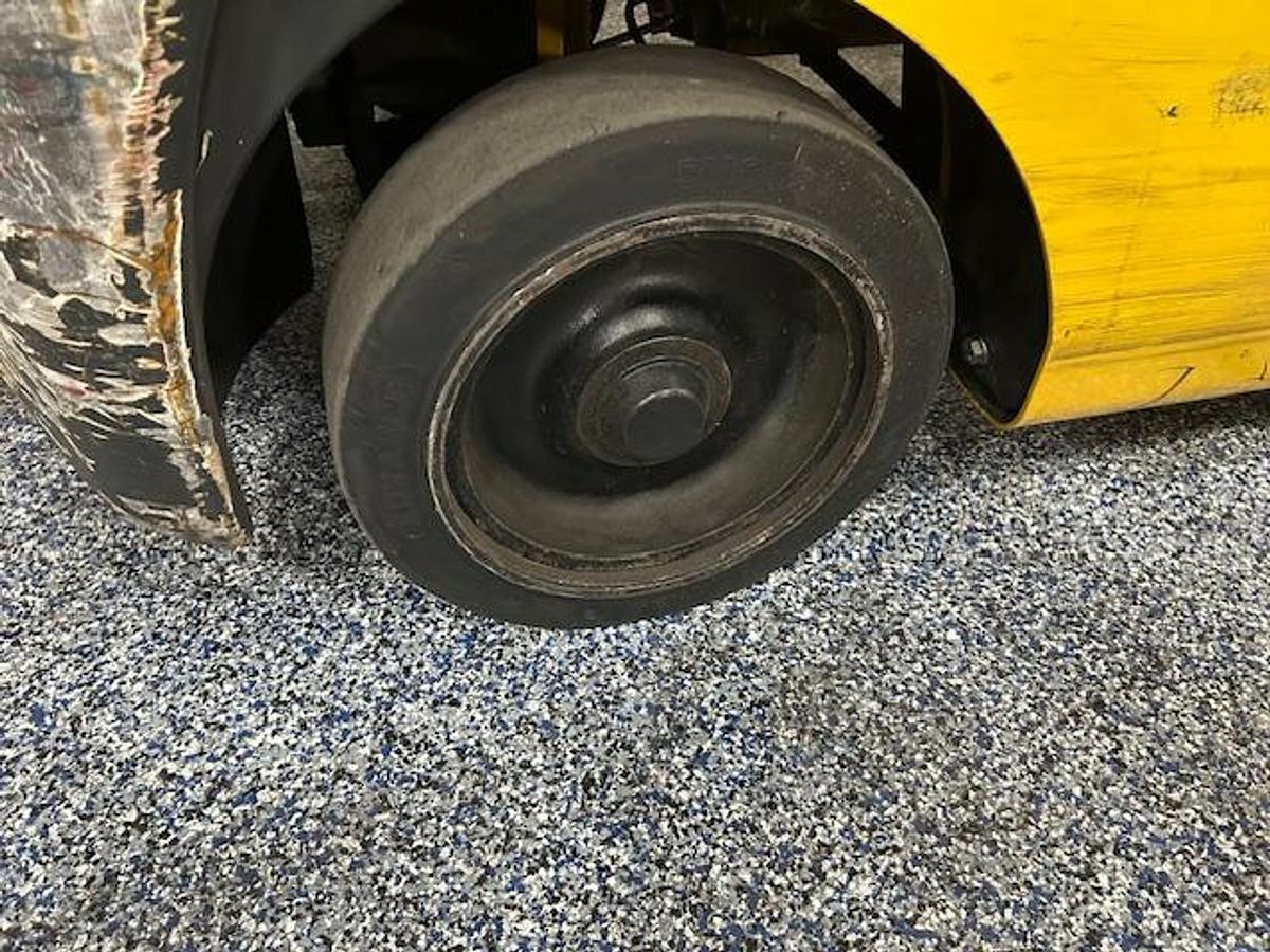 Komatsu FG25ST-16 – steer tire close-up – smooth poly cushion tire – CSA propane forklift – Brampton ON