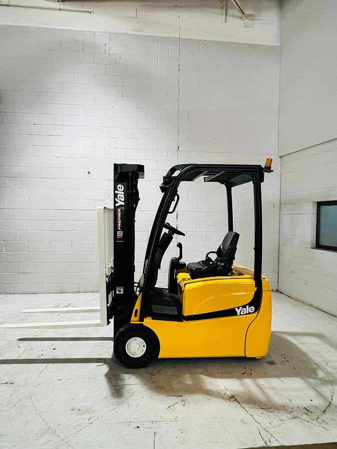 Opposite side view of 2018 Yale ERP030VTN 3-wheel electric forklift – CSA-certified 3,000 lb chassis with 187” triple mast, 4-way hydraulic valve, and battery compartment visible – shown refurbished and sold chassis-only – safety-tagged in Brampton ON – Premier Lift Equipment