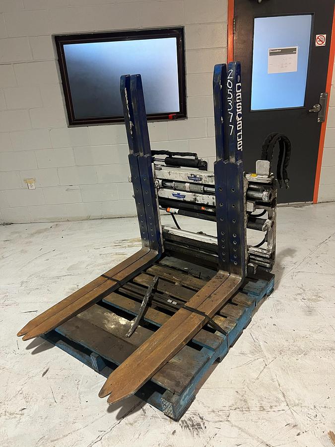 alt="Front angled view of Cascade 25G‑FDS‑1251 double pallet handler showing dual‑pallet spread arms and 42-inch forks"