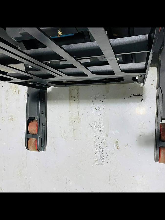 Top view of 41” straddle leg opening on 2022 Raymond 752-R45TT freezer reach truck showing baseleg spacing, fork alignment, and CSA-certified chassis – staged in Brampton ON