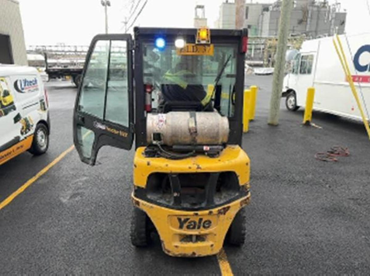 Yale GLP050VX – direct rear view – counterweight, LP safety decals, and solid pneumatic tires – CSA-certified propane forklift – Brampton ON