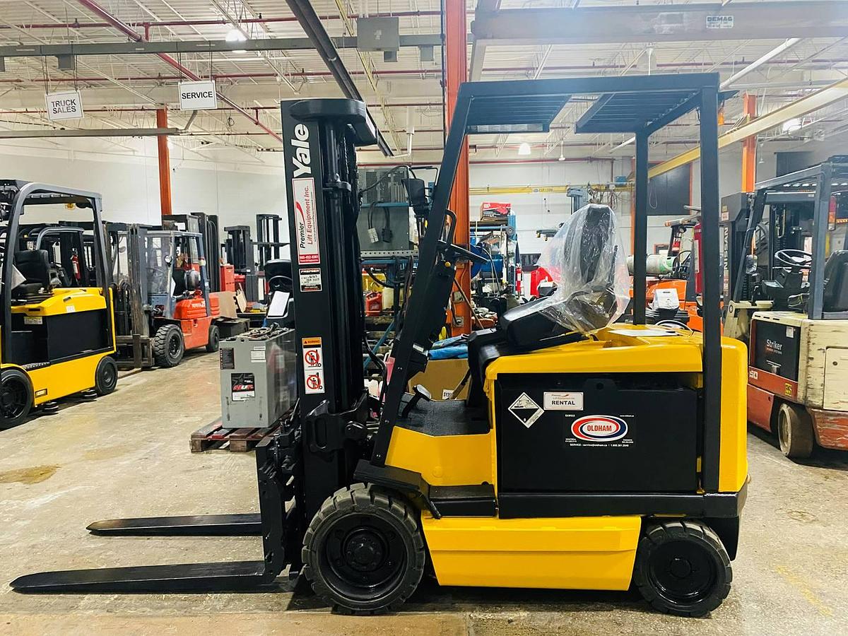 Budget Yale ERC060RGN 4‑wheel electric forklift, older non‑CSA unit for light‑duty indoor work.