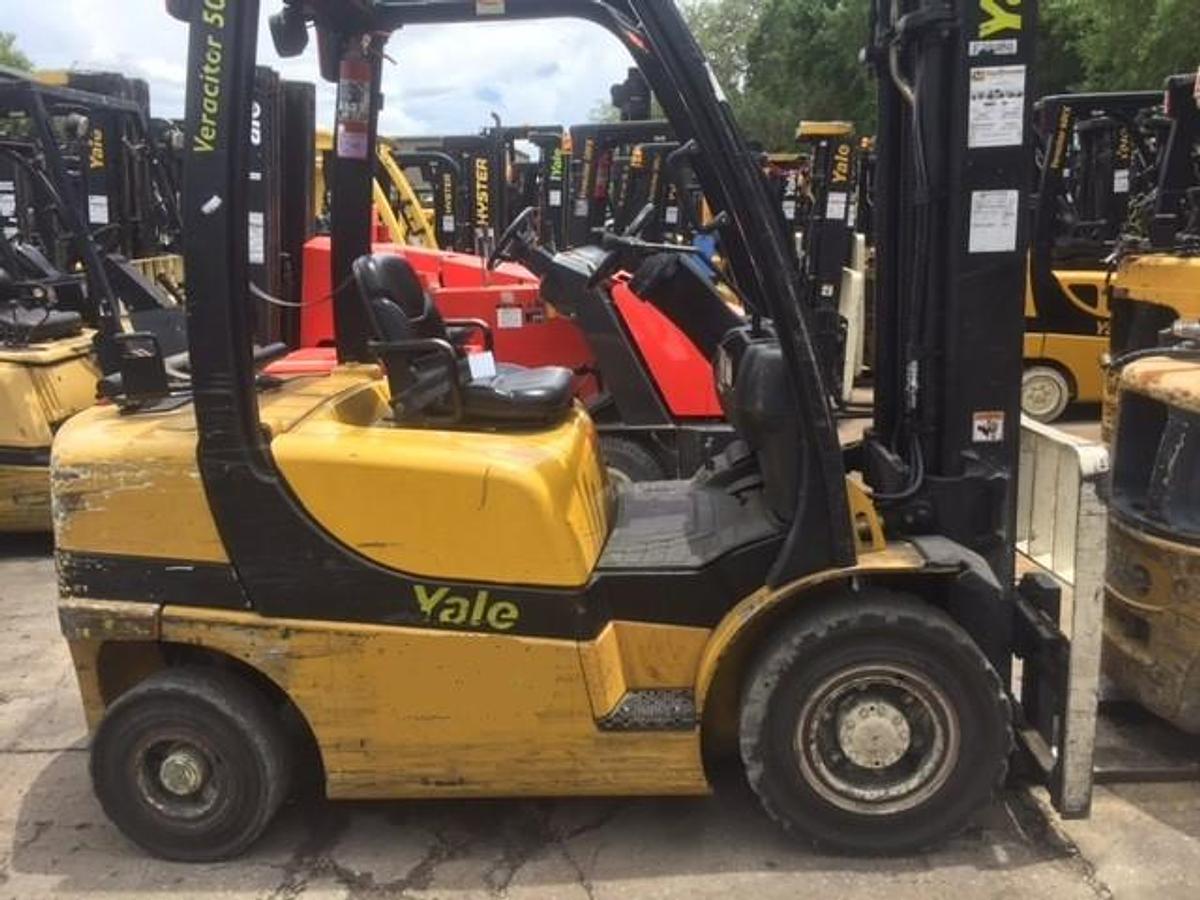 Side profile of refurbished 2007 Yale GLP050VX LPG pneumatic forklift showing three-stage mast, chassis layout, solid pneumatic tires, and side shift carriage during Brampton deployment