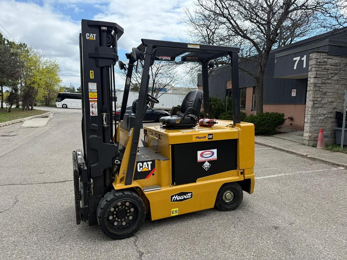 Cat E1000 – side profile – triple mast, fork positioner, indoor cushion tires – 10,000 lb CSA electric forklift – Brampton ON