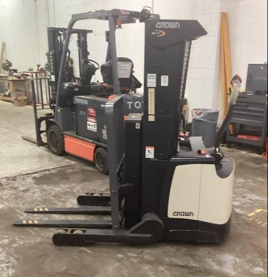CSA-Certified Crown SHR5520-30 Electric Walkie Reach Stacker – 3,000 lb Capacity | Triple Mast | Pantograph Reach | Brampton ON