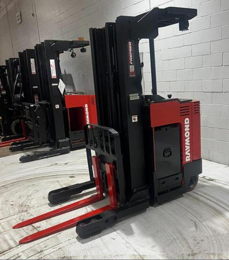 Opposite side view of Raymond 31I‑R45TT Budget reach truck — single‑reach mechanism and chassis detail.