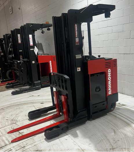 Opposite side view of Raymond 31I‑R45TT Budget reach truck — single‑reach mechanism and chassis detail.