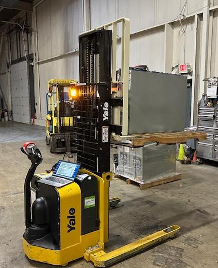 Rear side angle view of Yale MSW025 electric walkie stacker – CSA-certified 2,500 lb straddle stacker with ergonomic tiller, wraparound reversing switch, and poly indoor tires – Premier Lift Equipment Brampton ON
