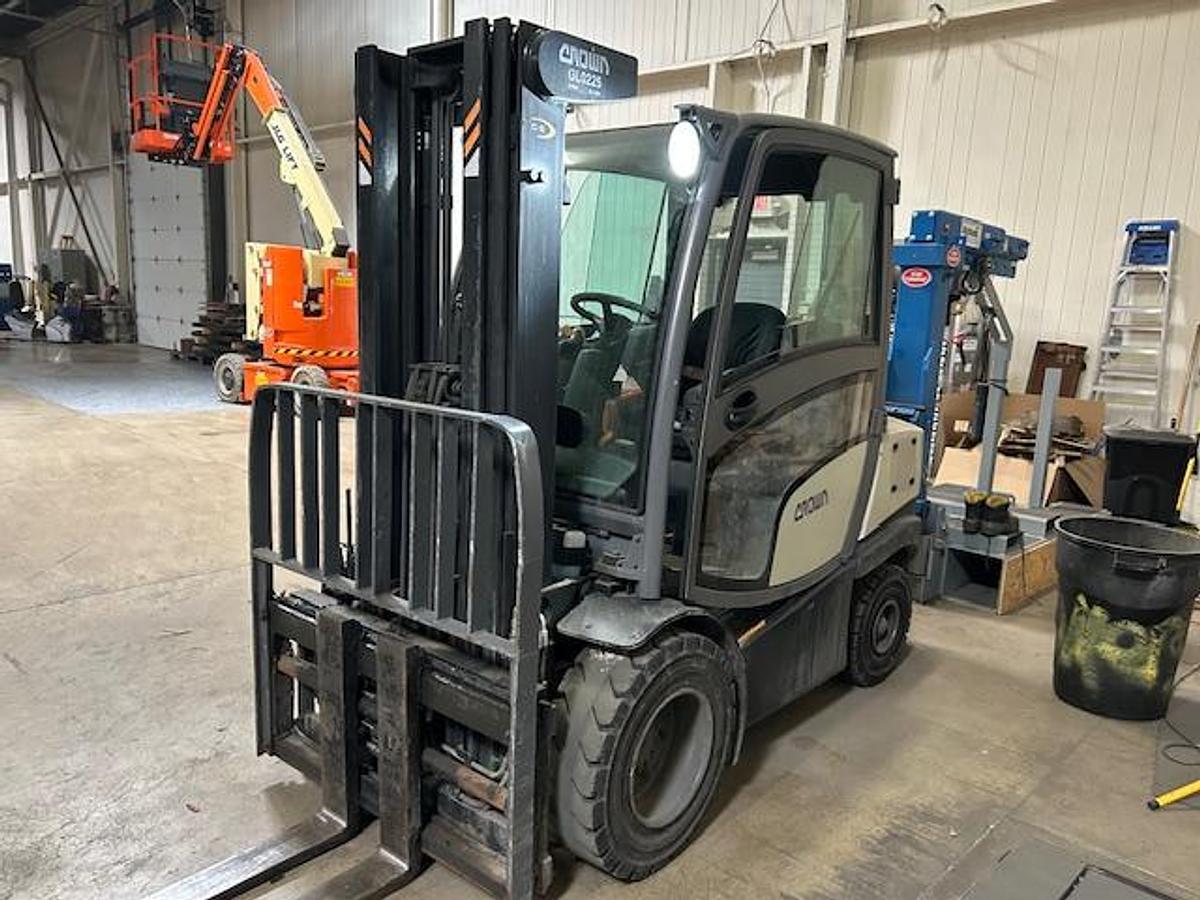 Front angle view of Crown C5-1050-60 propane forklift – CSA-certified 6,000 lb outdoor unit with 187” triple mast, full steel cab, side shift carriage, and solid pneumatic tires – Premier Lift Equipment Brampton ON