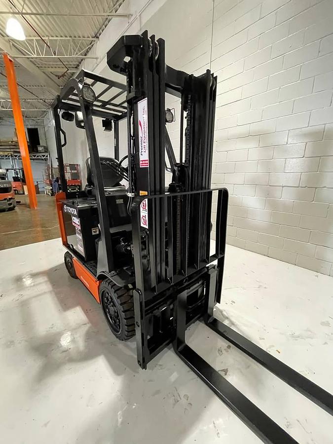 Toyota 8FBCU25 – angled front view – triple mast, 42” forks, and cushion tires – CSA-certified clamp-ready electric forklift – Brampton ON
