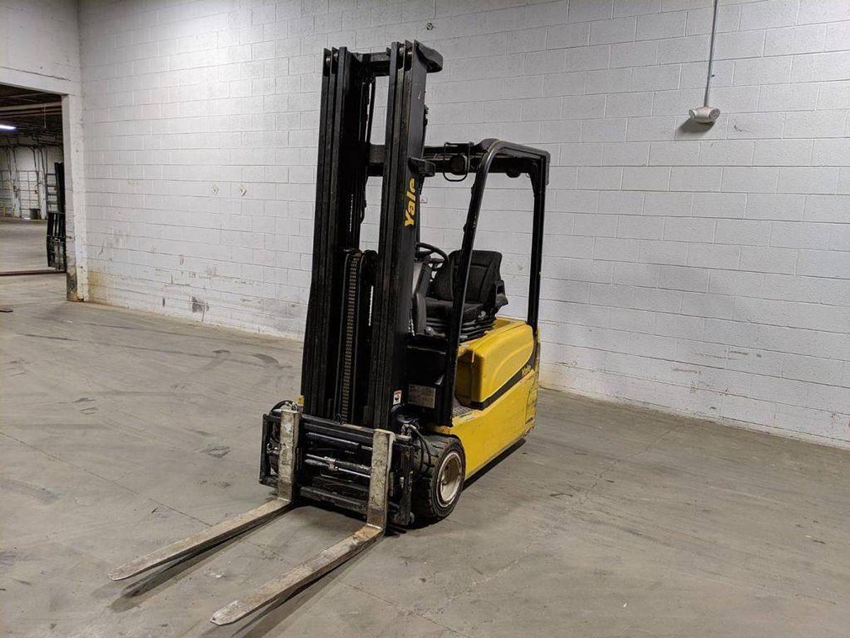 Front angled view showing mast rails and 42” fork tips