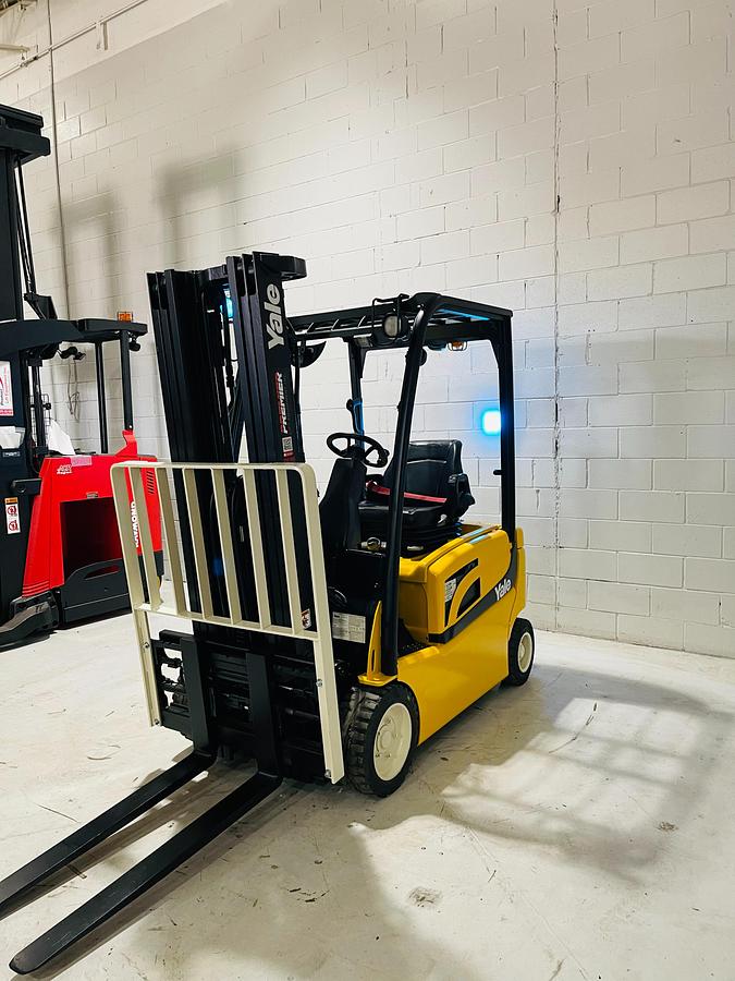 Yale ERP040VFN – front angle from opposite side – forks, carriage, and cushion tread – CSA-certified electric forklift – Brampton ON
