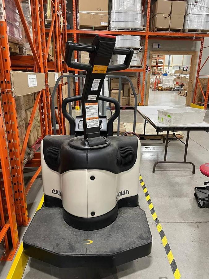 Crown PE4500-80 – rear view – counterweight, battery compartment, and CSA safety decals – electric pallet jack – Brampton ON