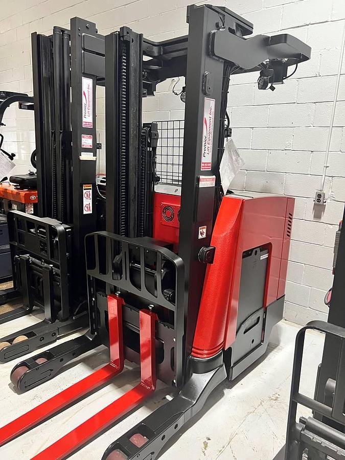 Front angled view showing mast rails and 42” fork tips