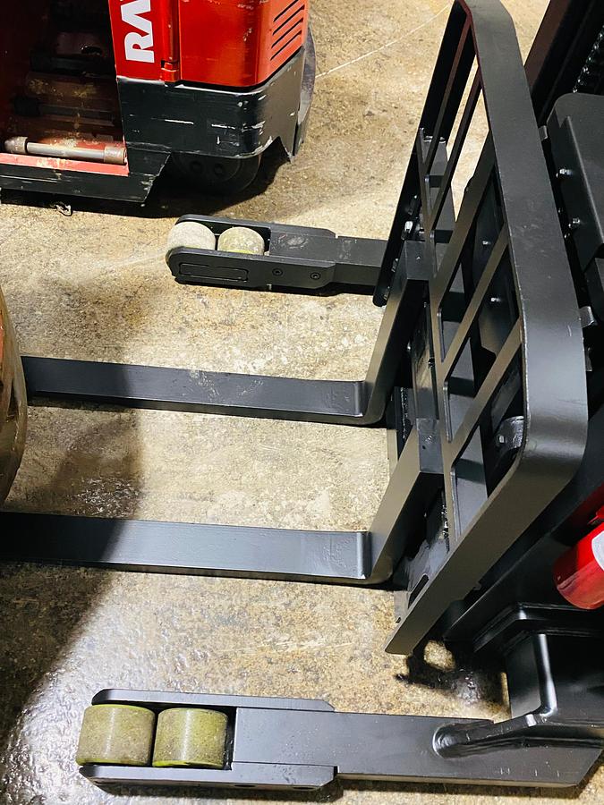 Front carriage with straddle legs and 42" forks tips