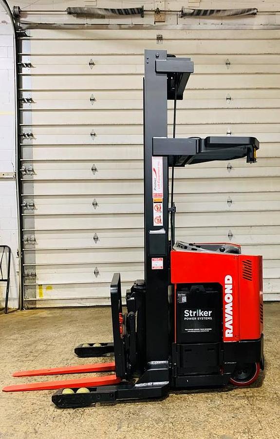Budget Raymond EASIR40TT single‑reach truck — 4,000 lb capacity, 280” triple mast, 36V electric, side shift