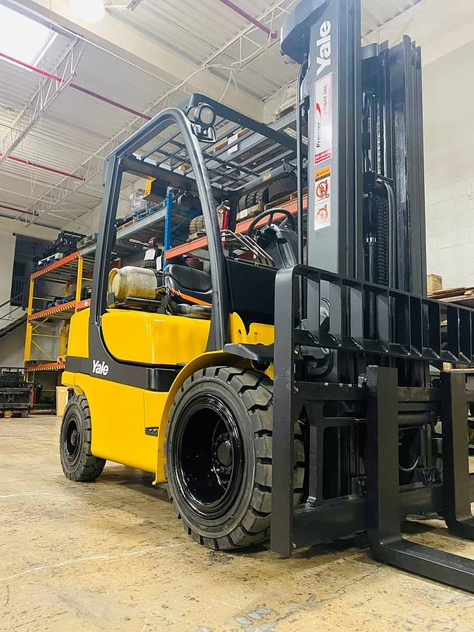 Yale GLP050MX – driver-side front angle – triple mast, 42” forks, and side shift carriage – CSA-certified propane forklift – Brampton ON